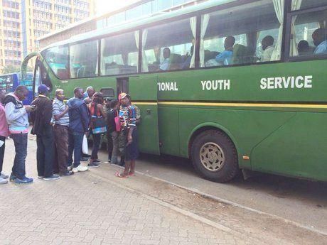 Les personnes à bord d'un bus de banlieue NYS à une étape à Nairobi